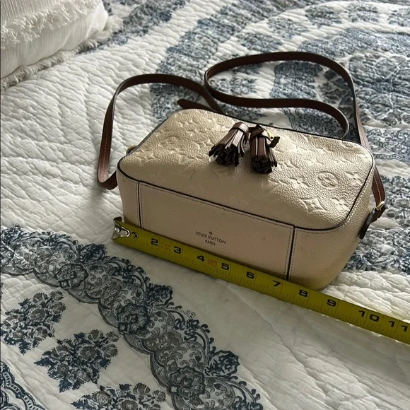 Louis Vuitton Cream Crossbody Bag - Picture 2 of 12